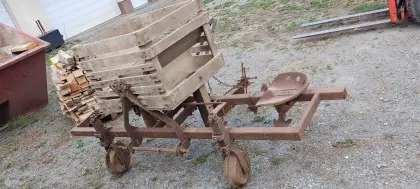 Alte Kartoffelsetzmaschine
