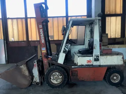 3 t Nissan Diesel Schaufelstapler