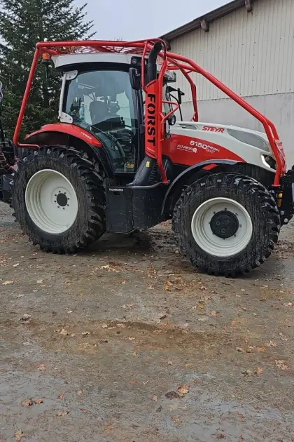 Forsttraktor und Rückewagen