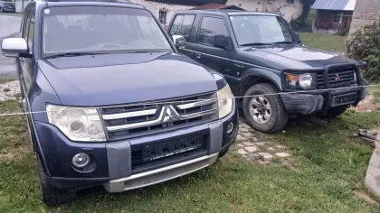 2 Mitsubishi Pajero