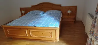 Bett mit Nachtkästchen, Lattenrost und Matratze