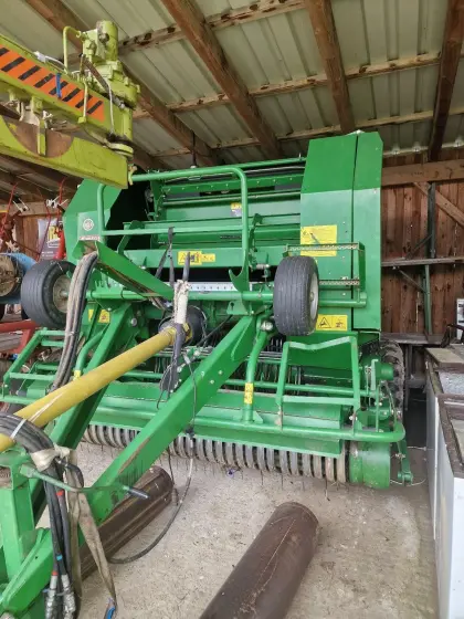 Rundballenpresse McHale F540