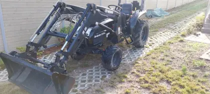 Branson 2500HL Kleintraktor mit Frontlader