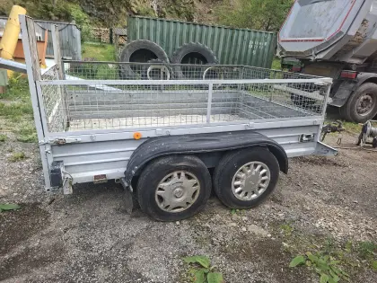 Autoanhänger mit Tandemachse und Auflaufbremse