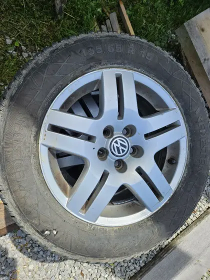 Autoreifen mit Alufelgen