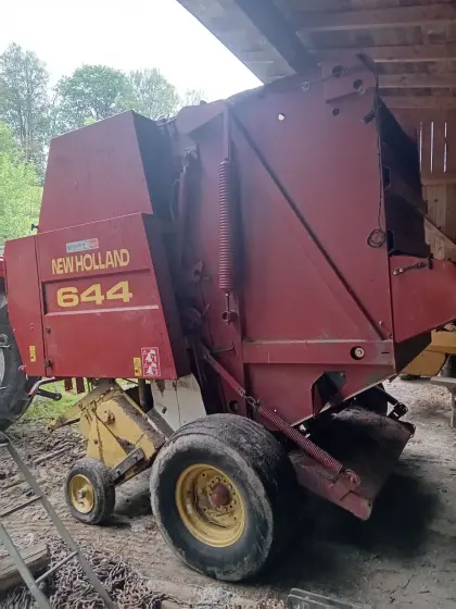 Rundballenpresse New Holland 644