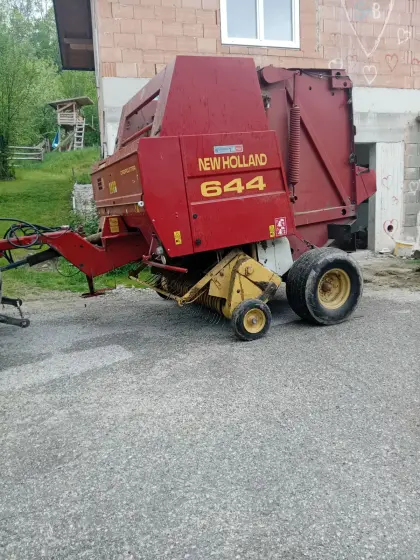 Rundballenpresse New Holland 644