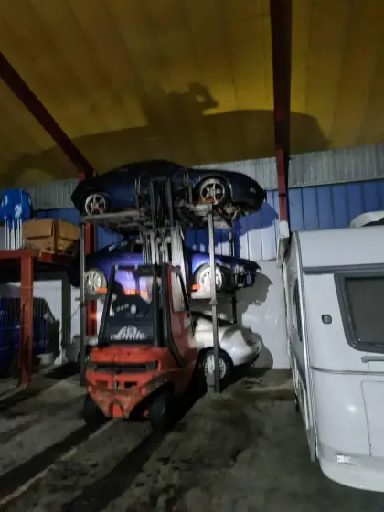 Stapelgestelle für Autos