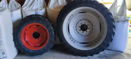 270/85 R 44 Pflegeräder und 11,2 R 28