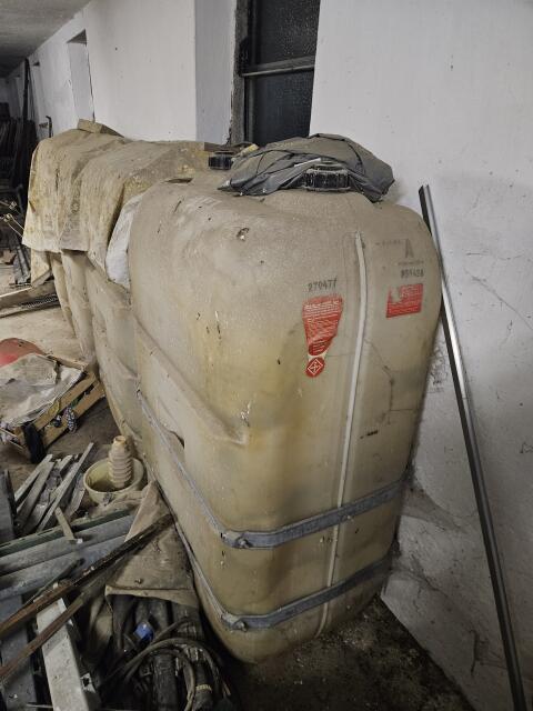 4 Kunststofftanks à 1.000 l mit Verbindungsstücken