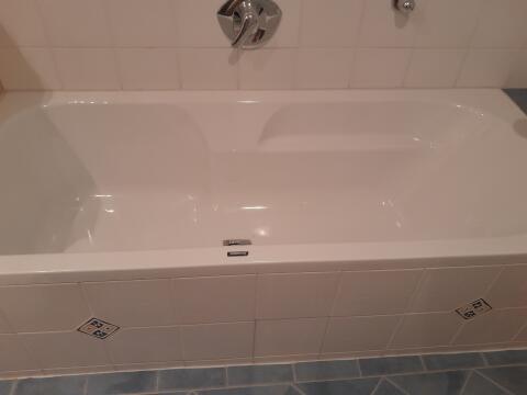 Doppelwaschbecken, Badewanne, Duschkabine