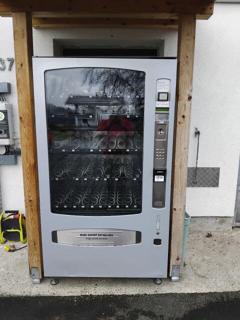 Getränke- und Warenautomat mit Lift