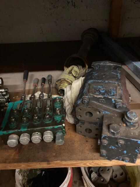 Konvolut: Zylinder, Hydraulikmotoren, Steuerblöcke etc.