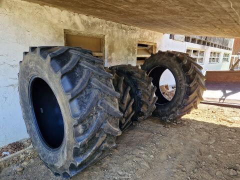 Traktorreifen 600/65 R 34 und 540/65 R 24 von Mitas
