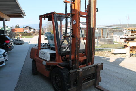 Gabelstapler TOYOTA 2 FG30