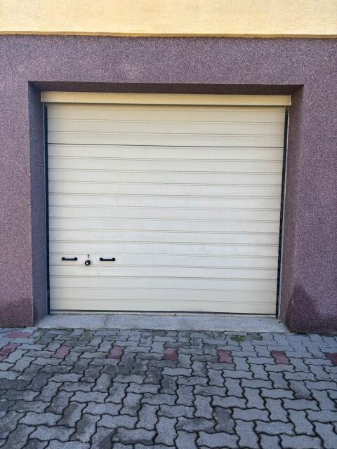Zwei Sektionaltore (Hörmann) mit Tousek-Antrieb