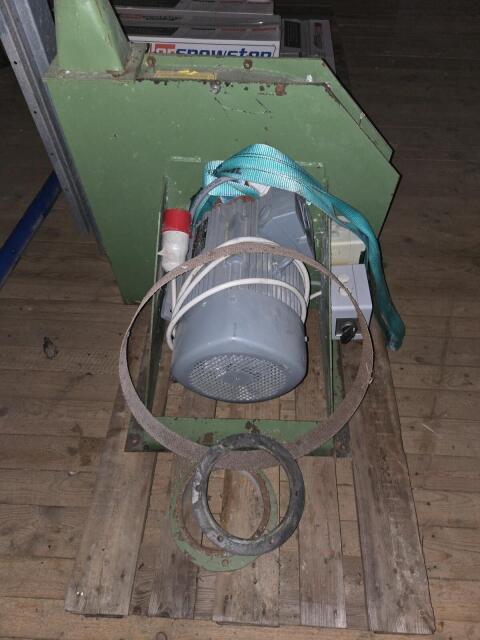 Mühle für Kraftfutter mit Mischer, Vorratssilo und Leitungen