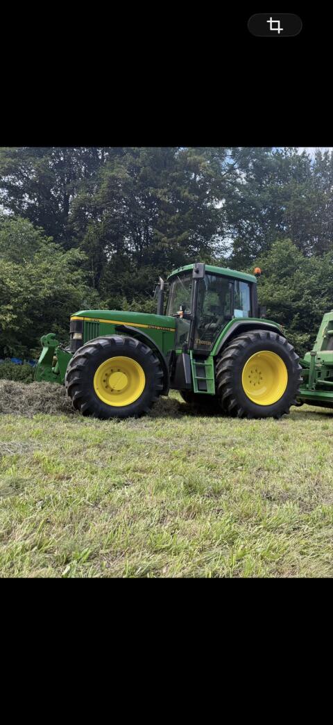 John Deere 6910
