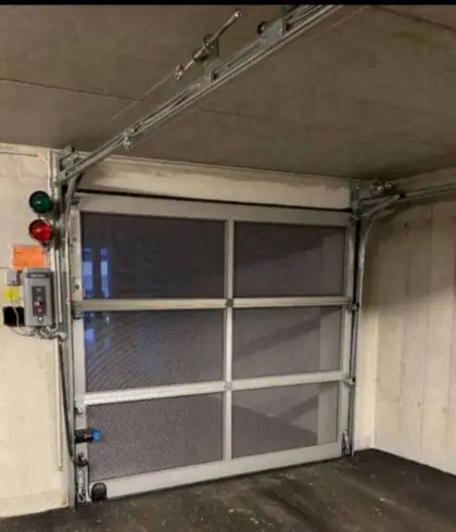 Sektionaltor mit Gitter Kone
