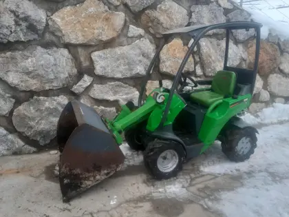 Hoflader Avant 220