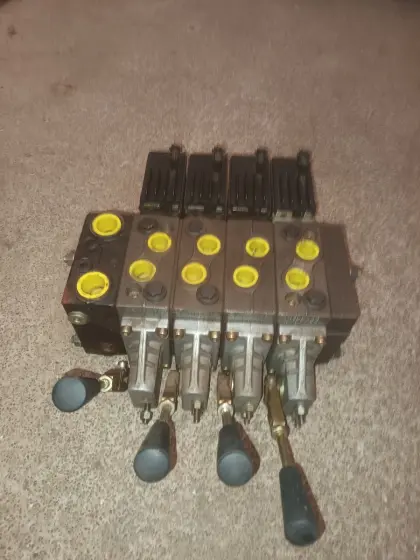 Danfoss Hydr. Steuerblock mit Joystick PVG32