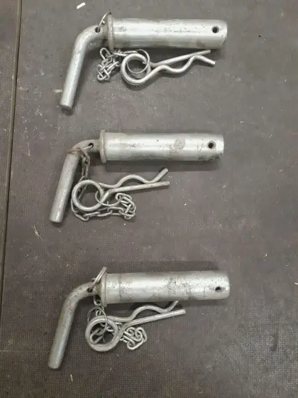 Anhängbolzen mit Sicherheitssplint an der Kette