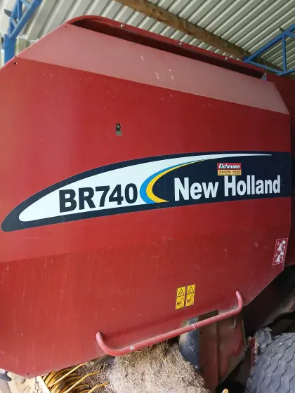 New Holland BR 740