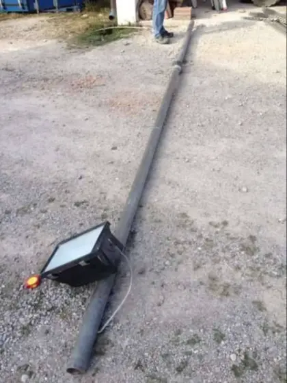 6 m Stahlrohr mit sehr hellem Fluter, Halogenstrahler, Strahler