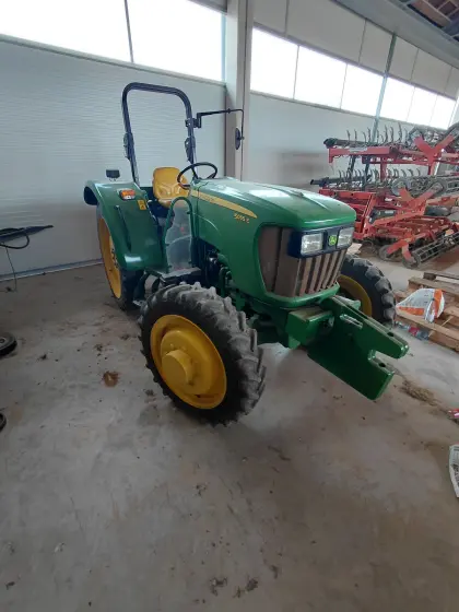 John Deere 5055E