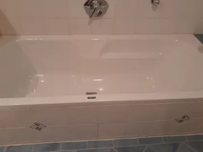 Doppelwaschbecken, Badewanne, Duschkabine