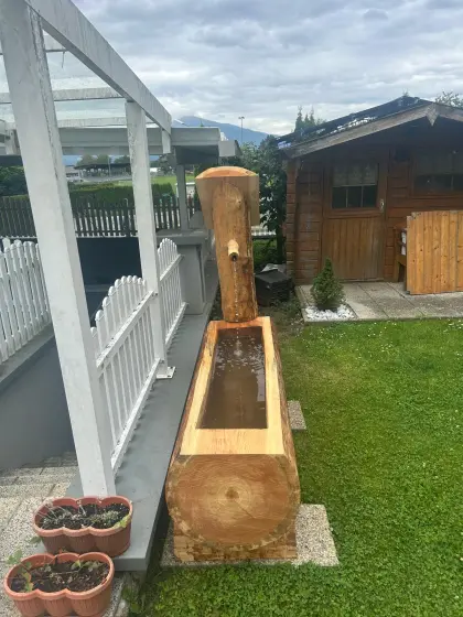 Massiver Holzbrunnen