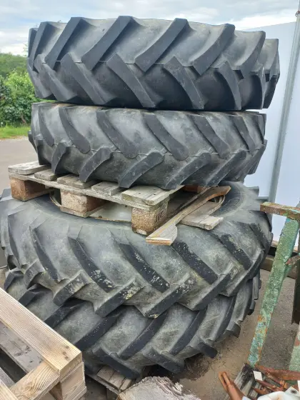 Traktorfelgen mit Reifen