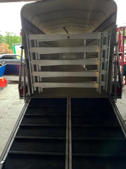 Blyss Tiertransportanhänger zu verkaufen