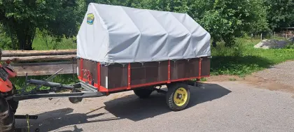 Anhänger mit Planenaufbau