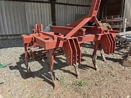2 x Grubber, 1 x Zweischarpflug