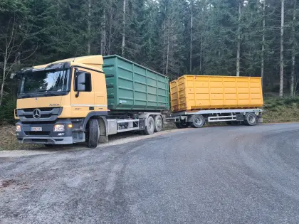 Mercedes Actros MB3 Abrollfahrzeug mit Hänger, 2 Container