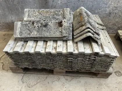 Ca. 100 Stk. Betondachziegel und 9 Stk. Firstkappen