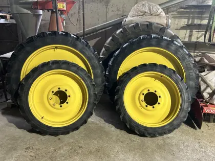 Pflegeräder John Deere 5820