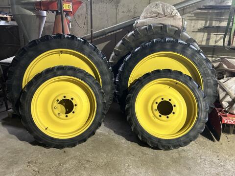 Pflegeräder John Deere 5820