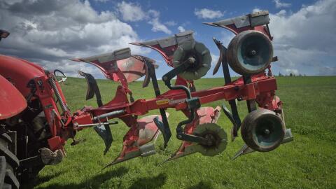 Vogel & Noot Dreischarpflug mit Steinsicherung
