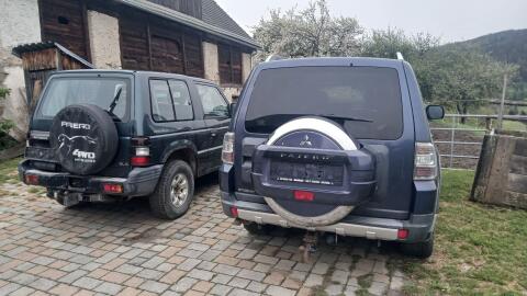 2x Mitsubishi Pajero