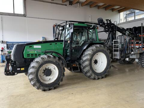 Forsttraktor mit Rückewagen und Seilwinde Valtra 8750