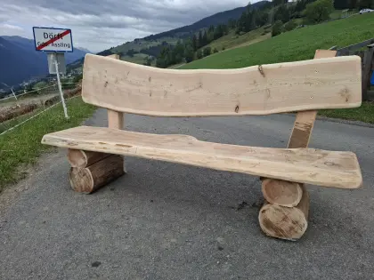 Bank aus Lärchenholz