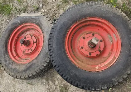 2 massive Anhänger-Wagenräder