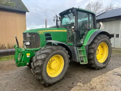 Tractor John Deere 6930 with front lift John Deere 6930
