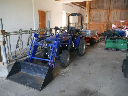 Farmtrac 26 Kleintraktor und Geräte
