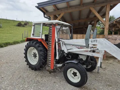 Steyr 8055, Erstbesitz, mit Balkenmähwerk und Frontlader