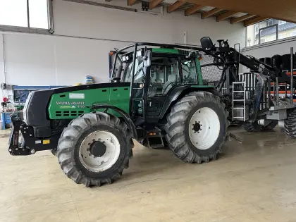 Forsttraktor mit Rückewagen und Seilwinde Valtra 8750