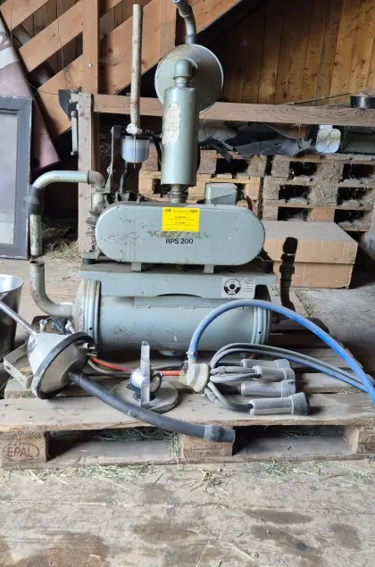 Diverse Melktechnik (Vakuumpumpe, Melkeimer, ...)