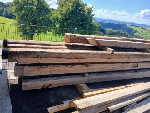 Handgehackte Altholzbalken, Holztram, Holzbalken
